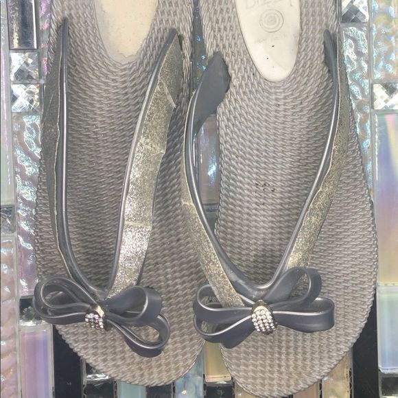 Women’s Silver flip flops w/ bows size 8 1/2 | some wear refer to pics - Picture 1 of 10